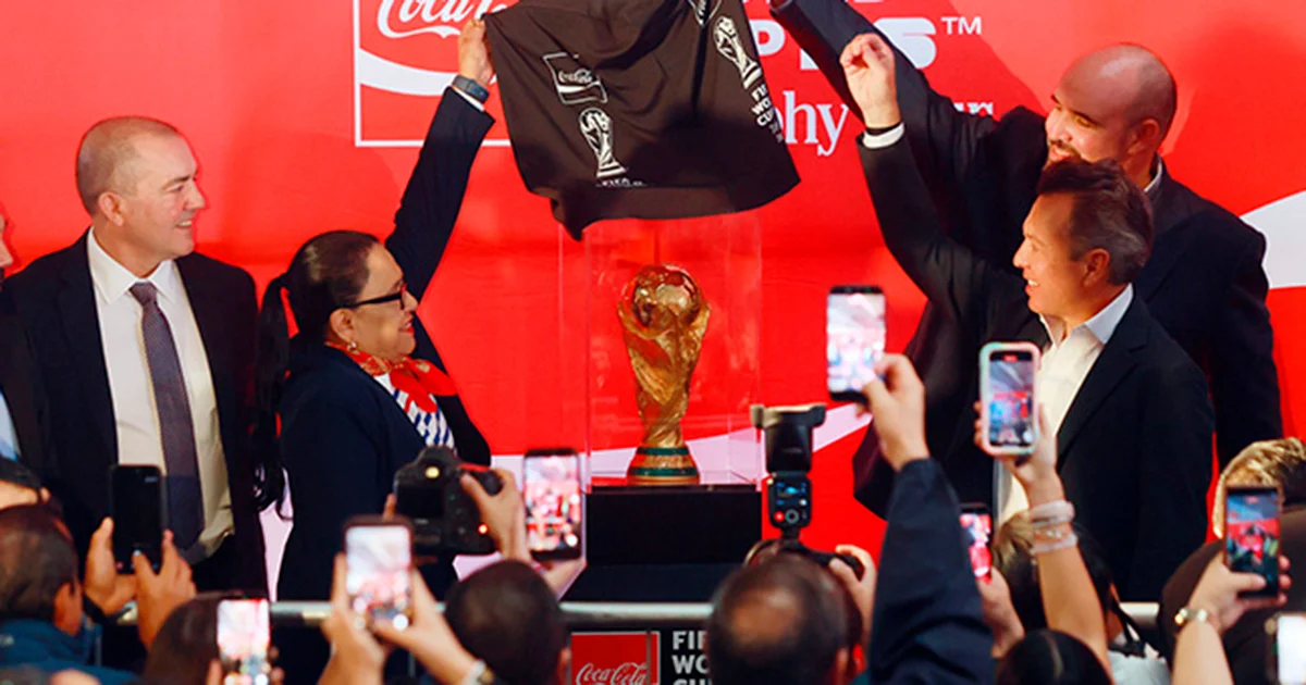 Trofeo de la Copa Mundial inicia gira en México en medio de dispositivo de seguridad