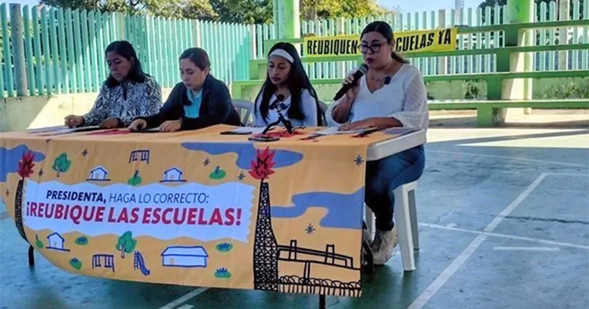 Secretaria de Educación de Tabasco dijo que no pueden hacerse 'escuelas herméticas' y planteó aprender a convivir con la refinería Dos Bocas.