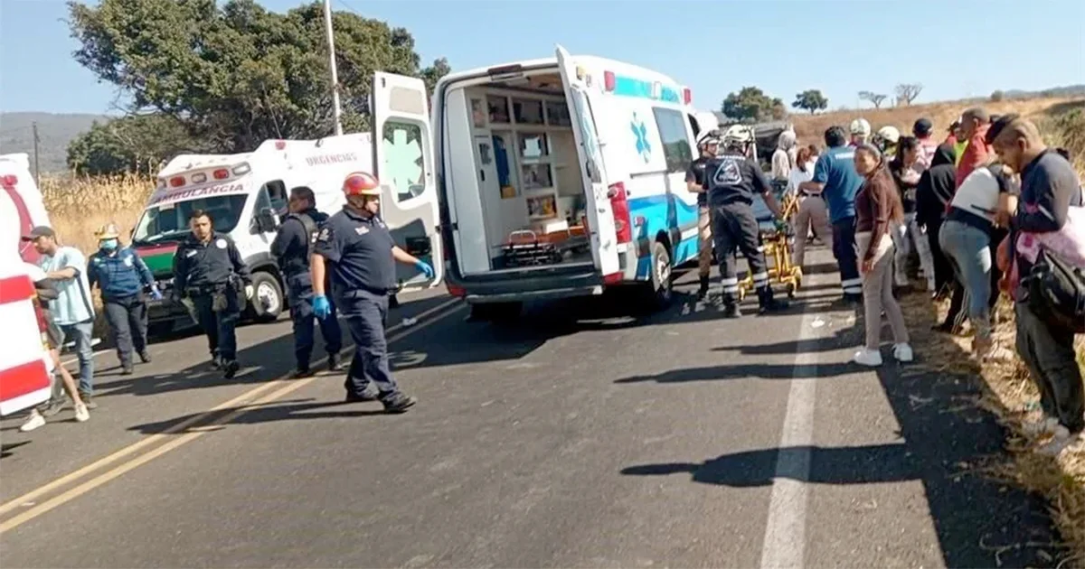 Vuelca autobús de turistas en Morelos; mueren ocho