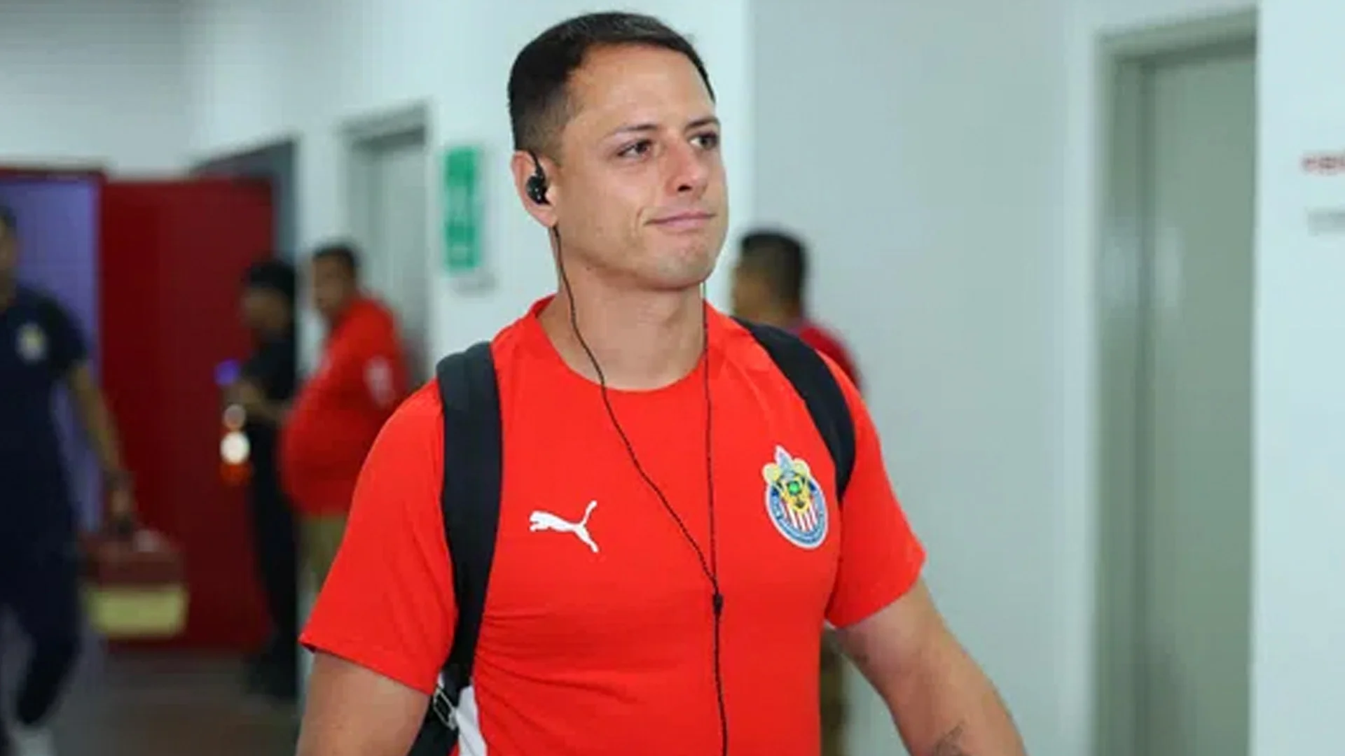 Interesting! Chicharito ahora comparte consejos en inglés en sus redes sociales