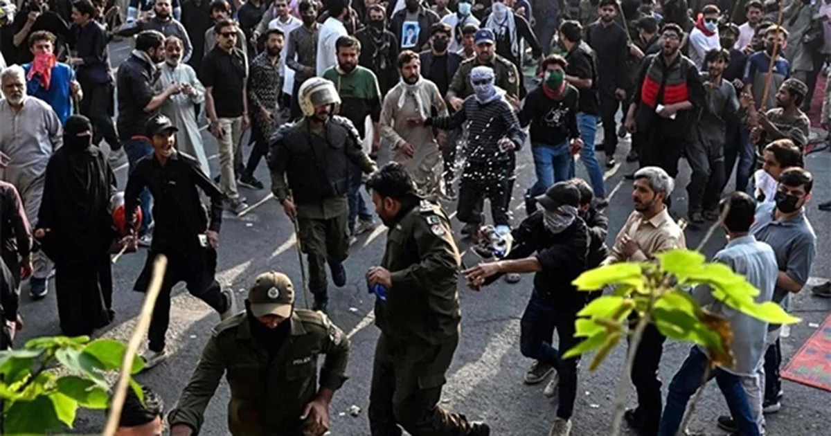 Las autoridades de Pakistán reportaron más de 50 heridos cuando manifestantes intentaron asaltar el consulado estadunidense en Karachi