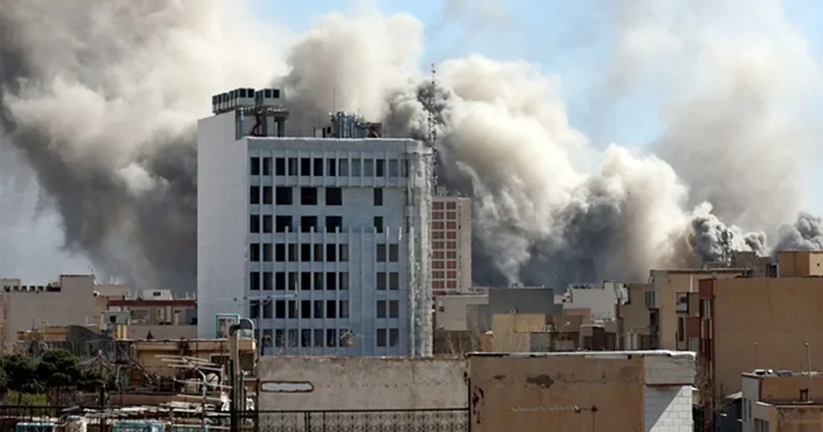 La explosión en Teherán remeció el suelo y provocó una enorme columna de humo que se elevaba sobre la ciudad