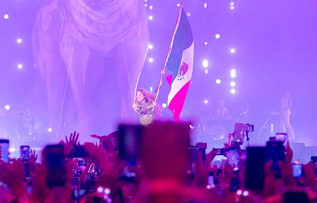 Para Shakira, llenar el Zócalo por segunda vez en su carrera e imponer un nuevo récord de asistencia, con 400 mil personas (según la Jefa de Gobierno de la CDMX, Clara Brugada), se sintió poético, pero no fue la única sensación que tuvo