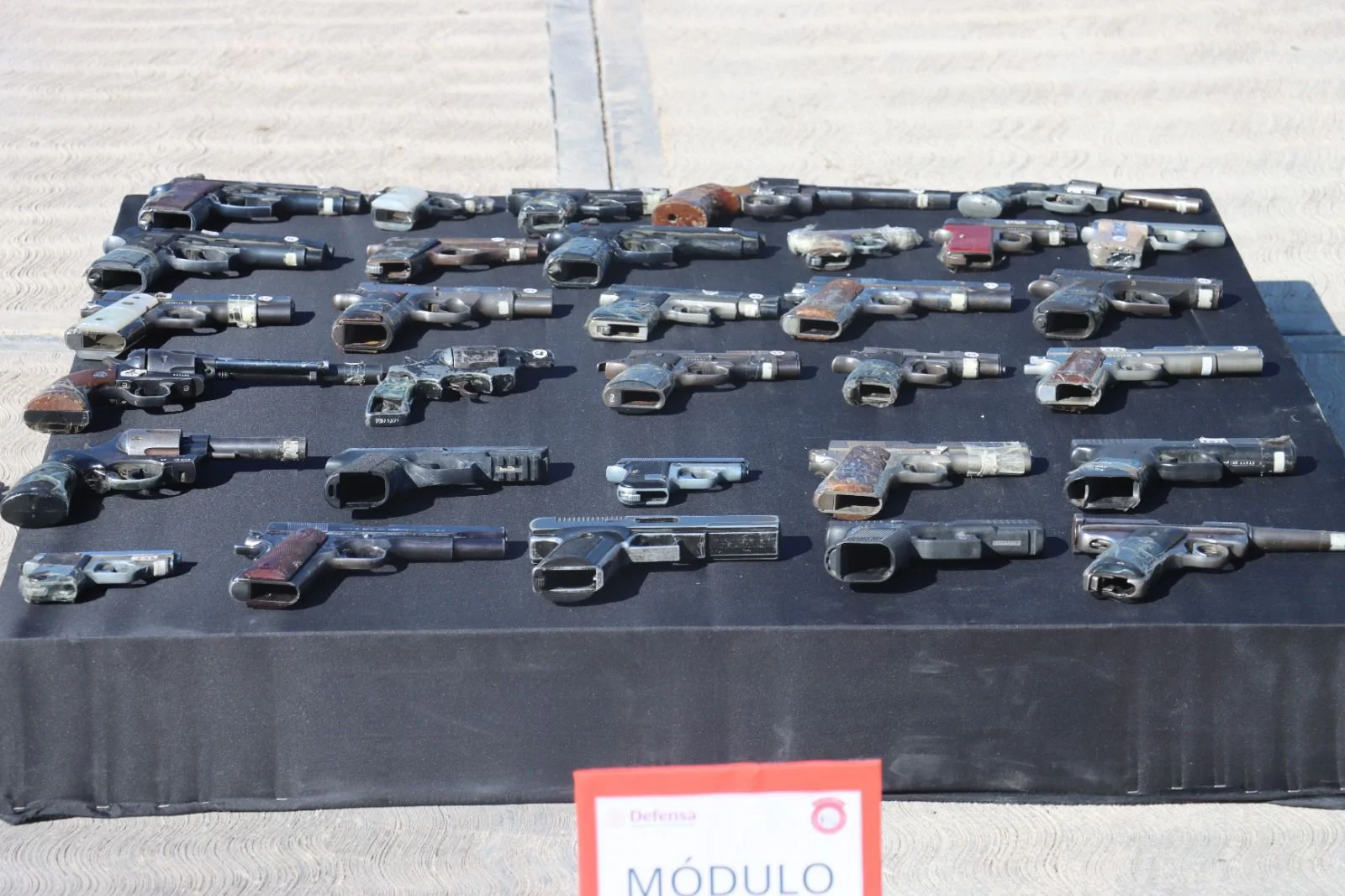 Autoridades militares y estatales destruyen armas decomisadas en Durango para reforzar la seguridad y combatir el tráfico ilegal de armamento.