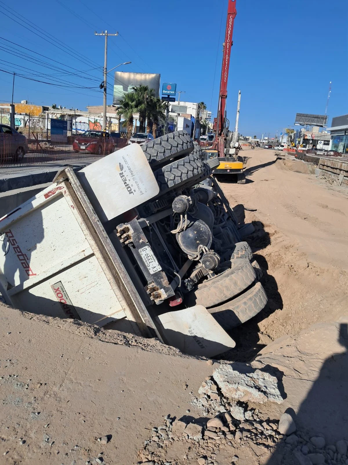 Volcadura en sistema vial Abastos - Independencia deja un lesionado en Torreón