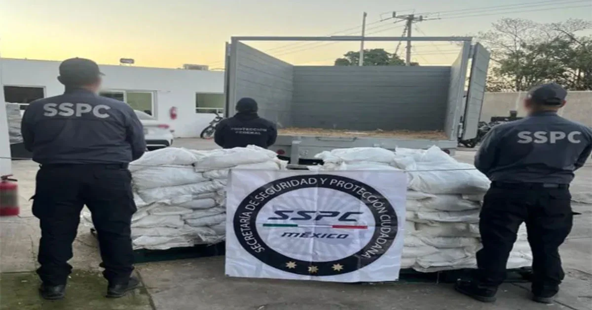 Aseguran vehículo con 3.9 toneladas de precursor químico para drogas en Sinaloa; hay un detenido