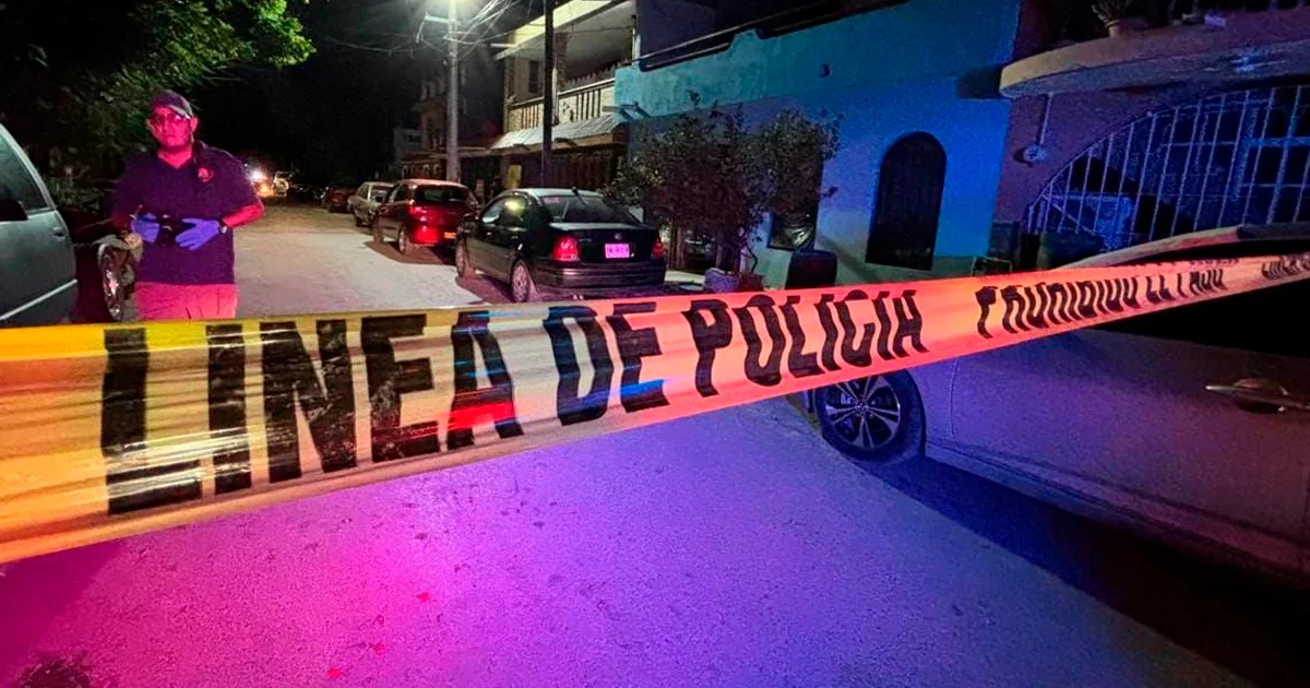 Hallan sin vida a pareja de adultos mayores en Juárez, NL. La escena sugiere un posible caso de violencia doméstica con un desenlace fatal