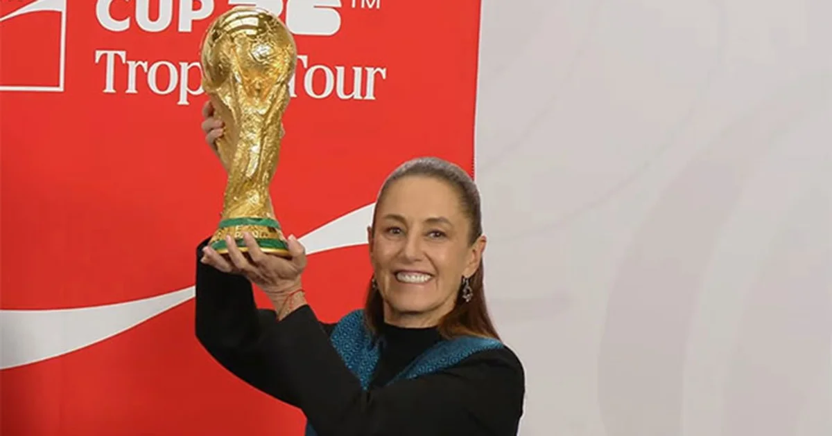 Llevan Copa FIFA a la mañanera a 100 días del Mundial; así la alzó Sheinbaum