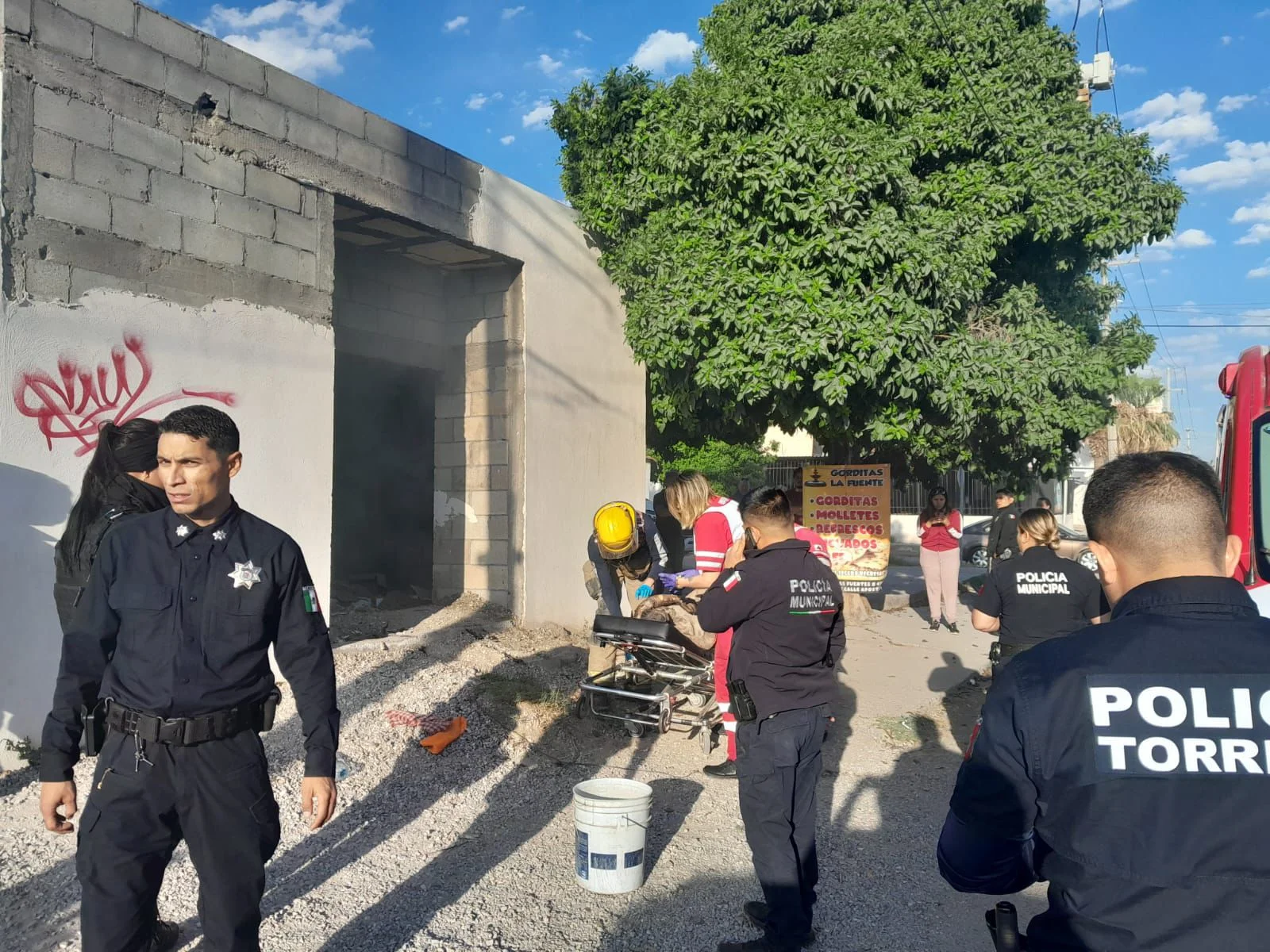 Mujer embarazada resulta con quemaduras graves tras incendio en local abandonado de Torreón. Vecinos y paramédicos acudieron al rescate.