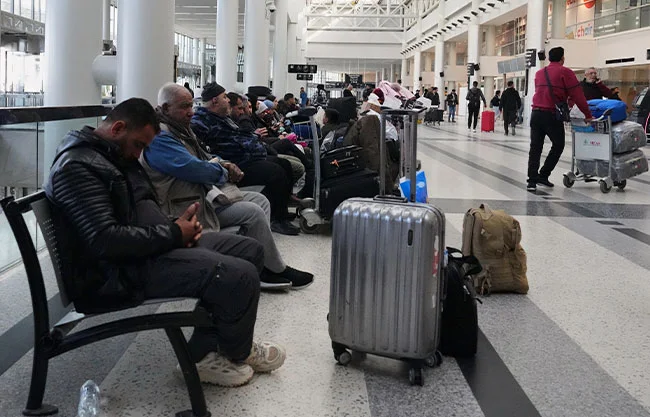 Mientras miles de peregrinos y turistas duermen en hoteles y pasillos de aeropuertos, la demanda de vuelos chárter de lujo se ha disparado
