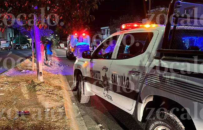 Una cámara de seguridad captó el momento cuando se observa al adolescente ir en sentido contrario al momento de ser impactado por el transporte