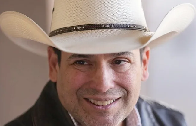 Gana Bobby Pulido primaria demócrata; irá contra trumpista