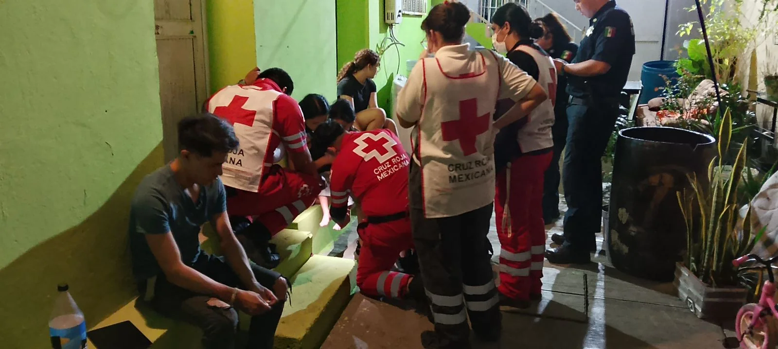 Niña de 6 años es rescatada tras quedar atrapada en la tina de una lavadora en Torreón. Paramedicos la valoraron en el sitio.