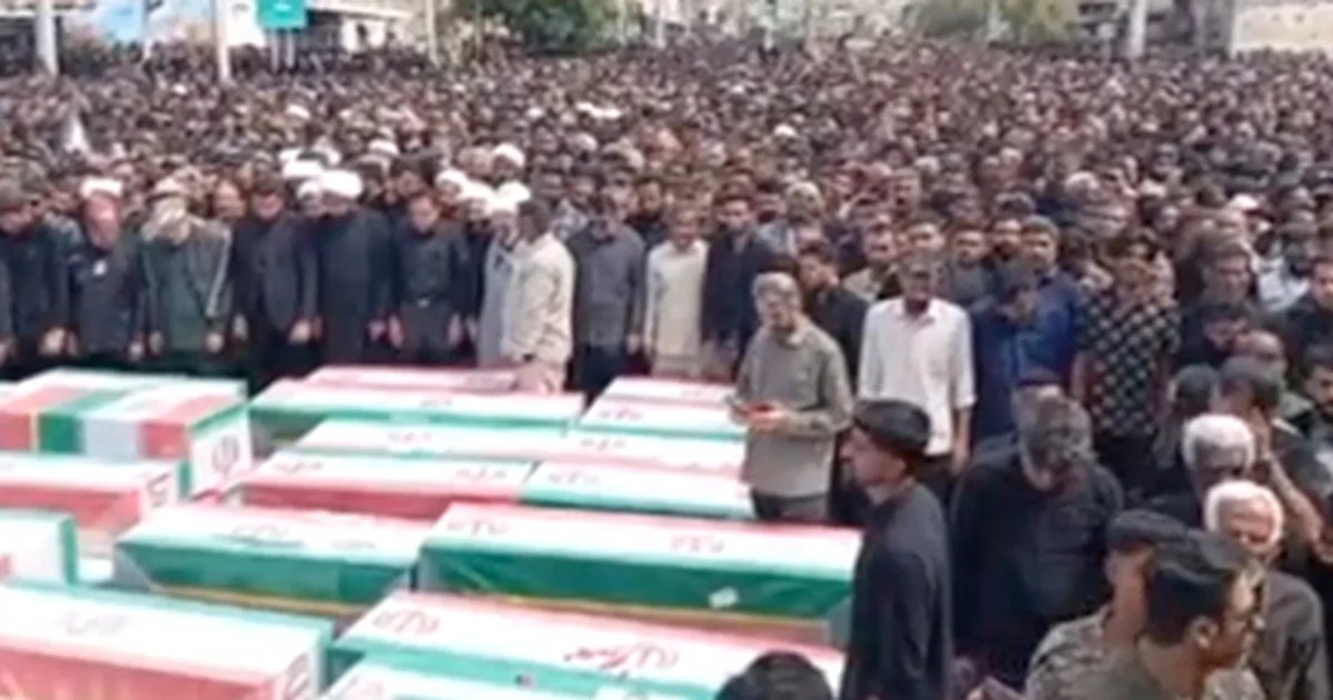 Cientos asisten a mega funeral de víctimas de taque a escuela en Irán que dejó 165 muertos, la mayoría niñas