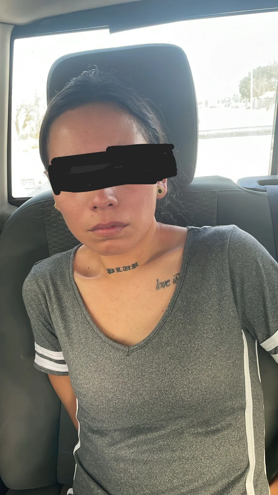 Agentes municipales detienen a una mujer en Torreón por presunta violencia familiar contra su hija de 11 años, quien presentaba lesiones visibles.