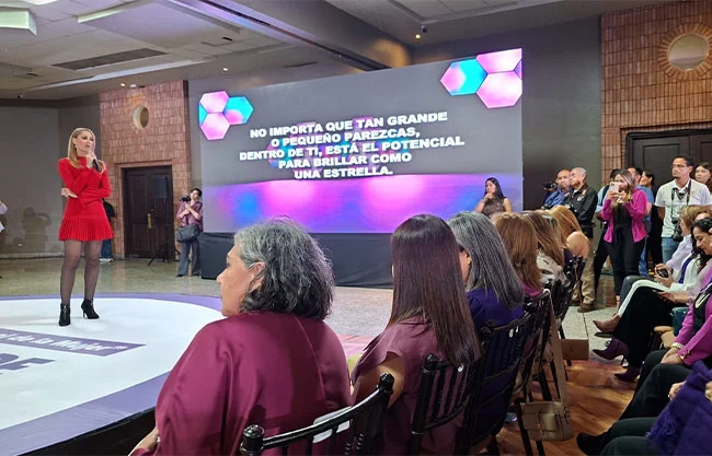 “Cada vez que una mujer tiene la oportunidad de lograr un lugar importante, hay que hacer las cosas de manera increíble", dijo a las mujeres reunidas.