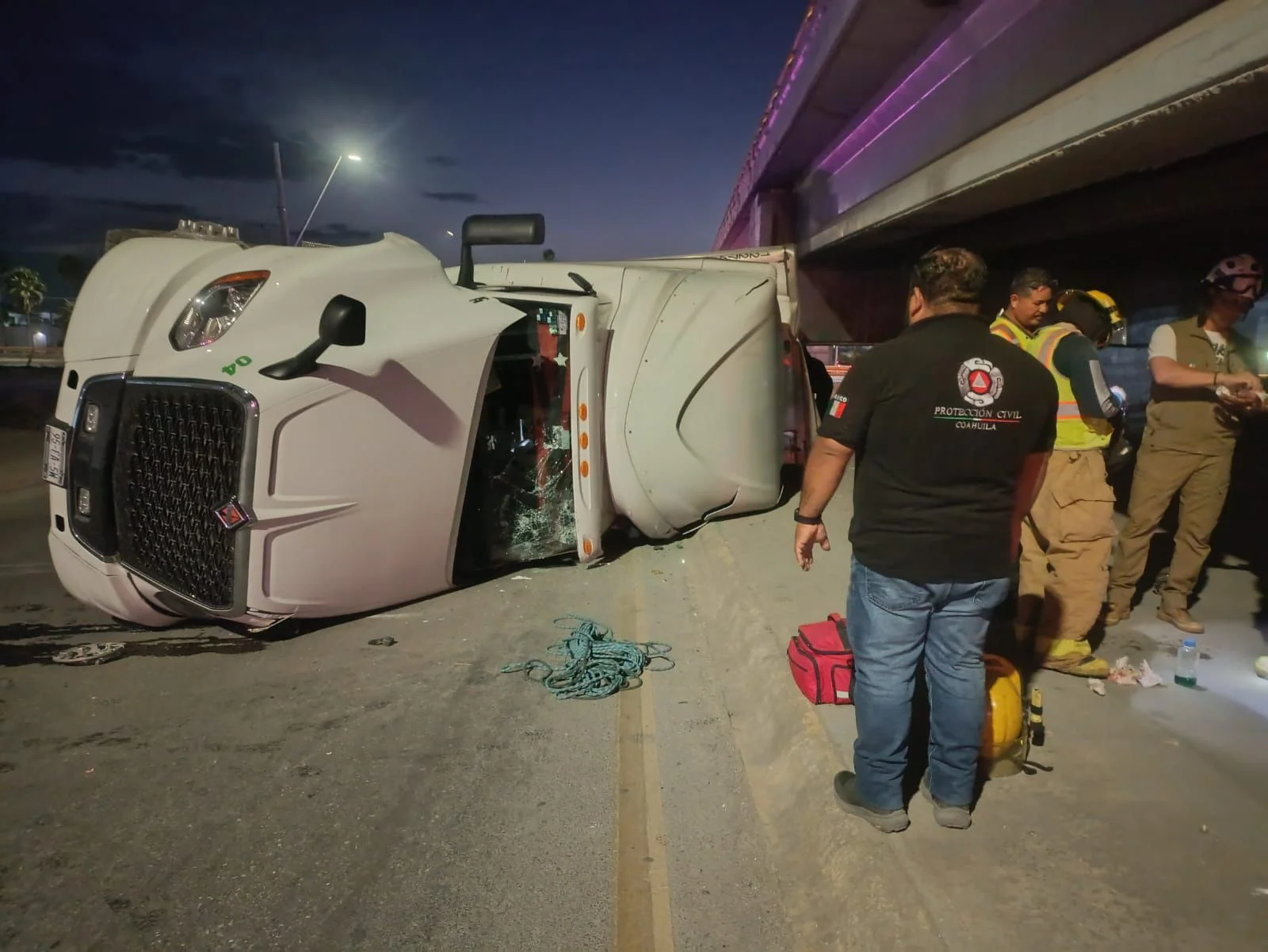 Tráiler cargado con 19 toneladas de mármol vuelca en crucero de Torreón. El conductor resultó con lesiones leves. Se movilizaron corporaciones de emergencia.