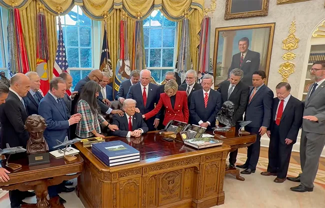 Donald Trump ora con pastores de todo el país en la Casa Blanca