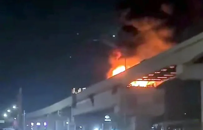 Un incendio en las obras de una estación de la Línea 6 del metro se registra sobre la Avenida Miguel Alemán y las Américas, en el Municipio de Guadalupe