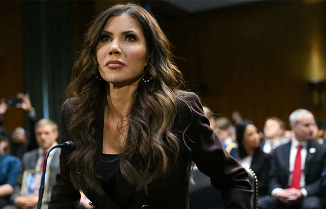 Demócratas en el Senado buscan iniciar una investigación contra Kristi Noem