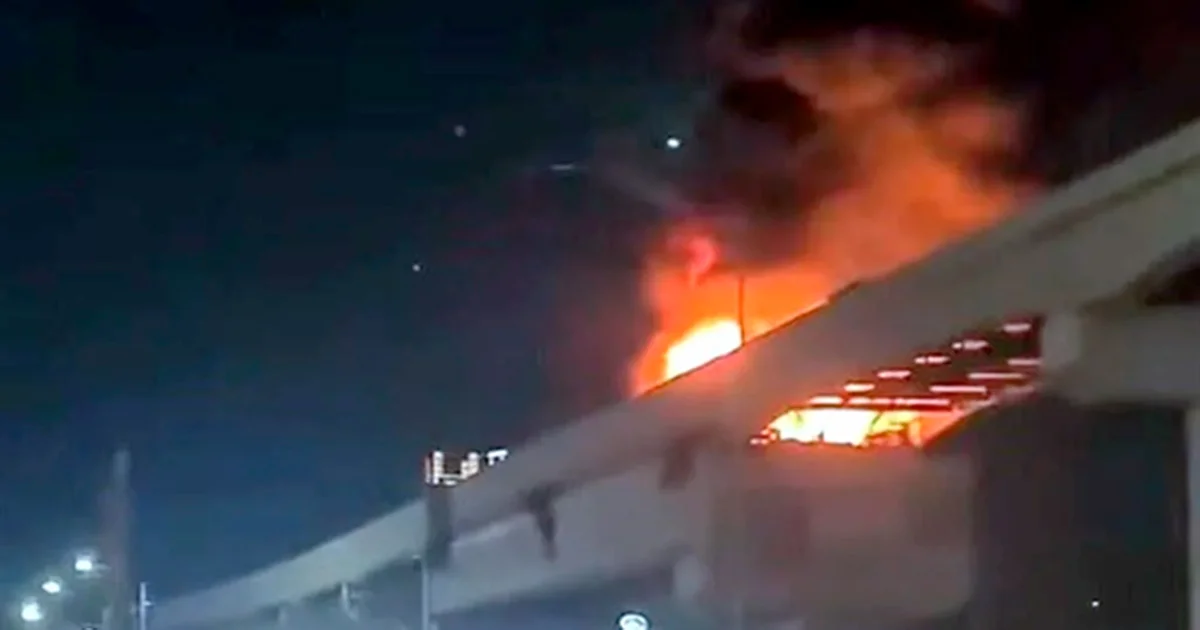 Un incendio en las obras de una estación de la Línea 6 del metro se registra sobre la Avenida Miguel Alemán y las Américas, en Guadalupe