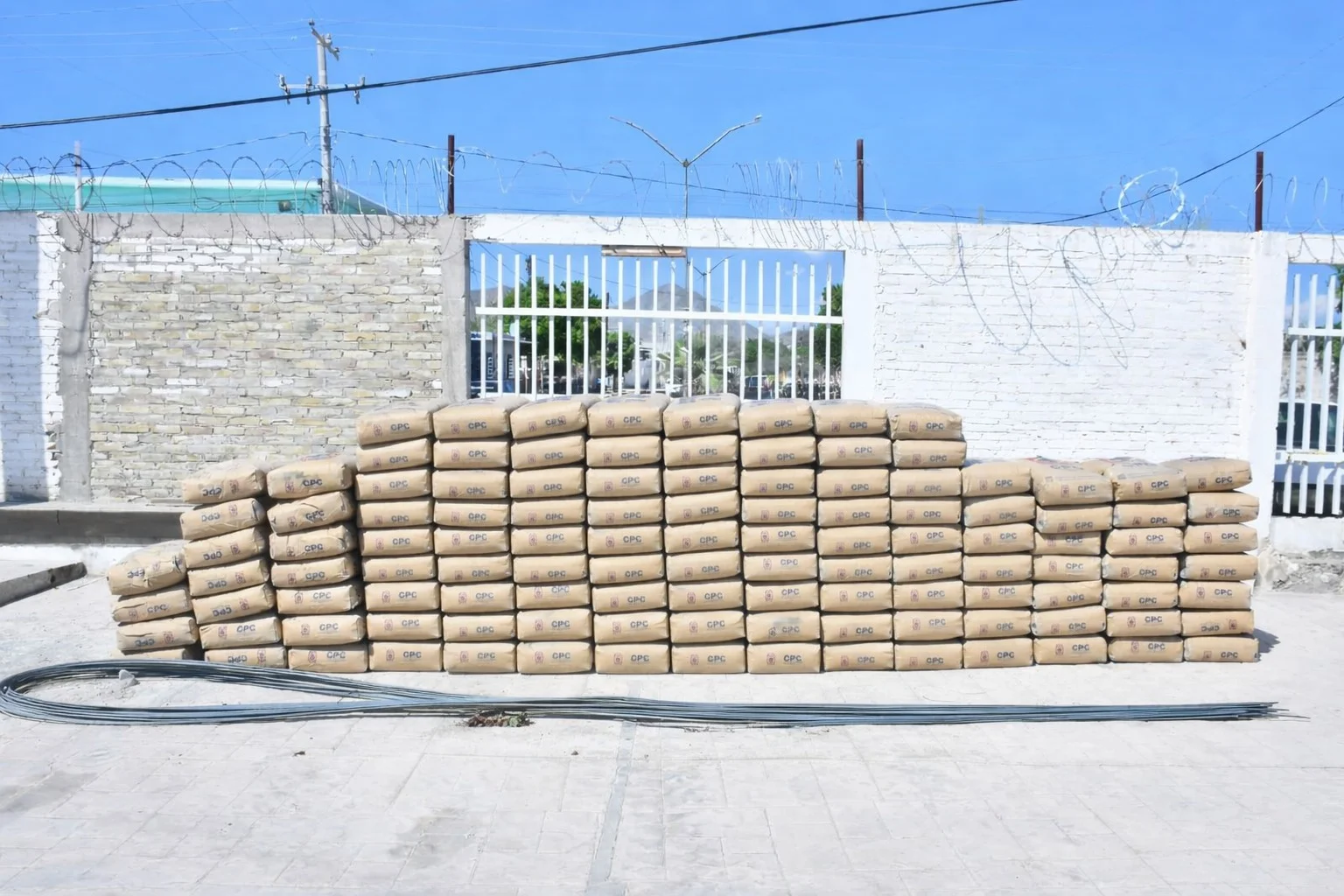 Alcaldía de Lerdo entrega materiales de construcción subsidiados a familias vulnerables para mejorar sus viviendas y calidad de vida.