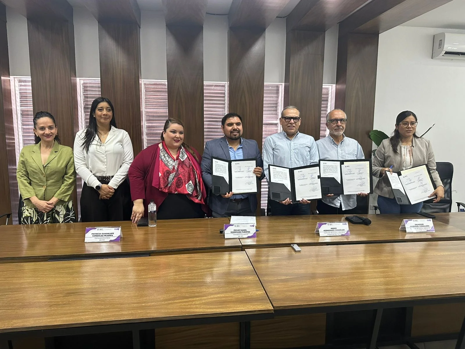 CANACINTRA e IEC firman convenio para promover el voto informado y fortalecer la participación ciudadana en los procesos democráticos de Coahuila.
