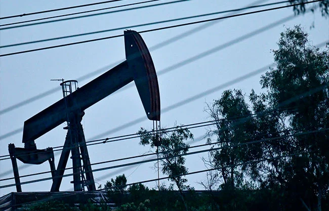Pese a la polémica en el Congreso, el plan de Bessent prioriza bajar el precio del crudo sobre el aislamiento total de Rusia