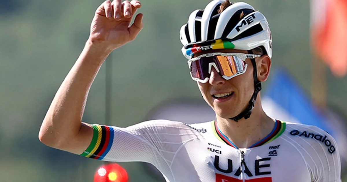 Isaac del Toro añadió un podio a su palmarés al ubicarse en el tercer lugar en la carrera Strade Bianche en Italia