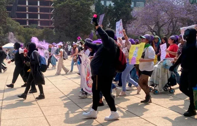 Pese a la música, los bailes y la presencia de familias con menores de edad que daban un tono de sororidad a la protesta, la atmósfera cambió
