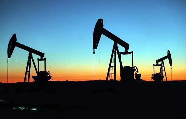 Las bolsas asiáticas se desplomaron el lunes y los precios del petróleo se dispararon más del 30% a más de 110 dólares el barril