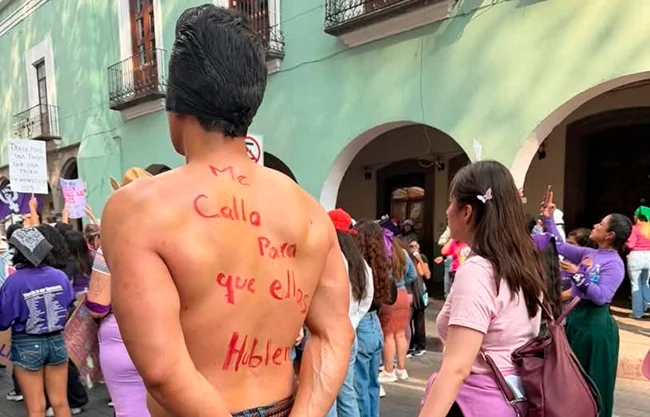 En momento de tensión se registró durante la marcha del 8 de marzo, Día Internacional de la Mujer, en la ciudad de Tlaxcala