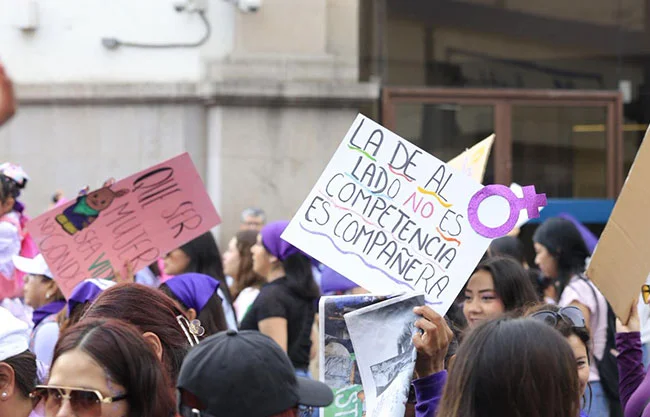 Integrantes del Frente Feminista marcharon para denunciarlas problemáticas como trata de personas, migración y prostitución en el Centro Histórico