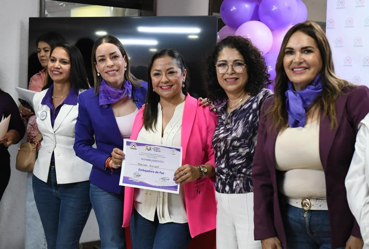Mujeres priistas en Torreón reconocen a líderes sociales en evento por el Día Internacional de la Mujer, destacando su labor comunitaria.