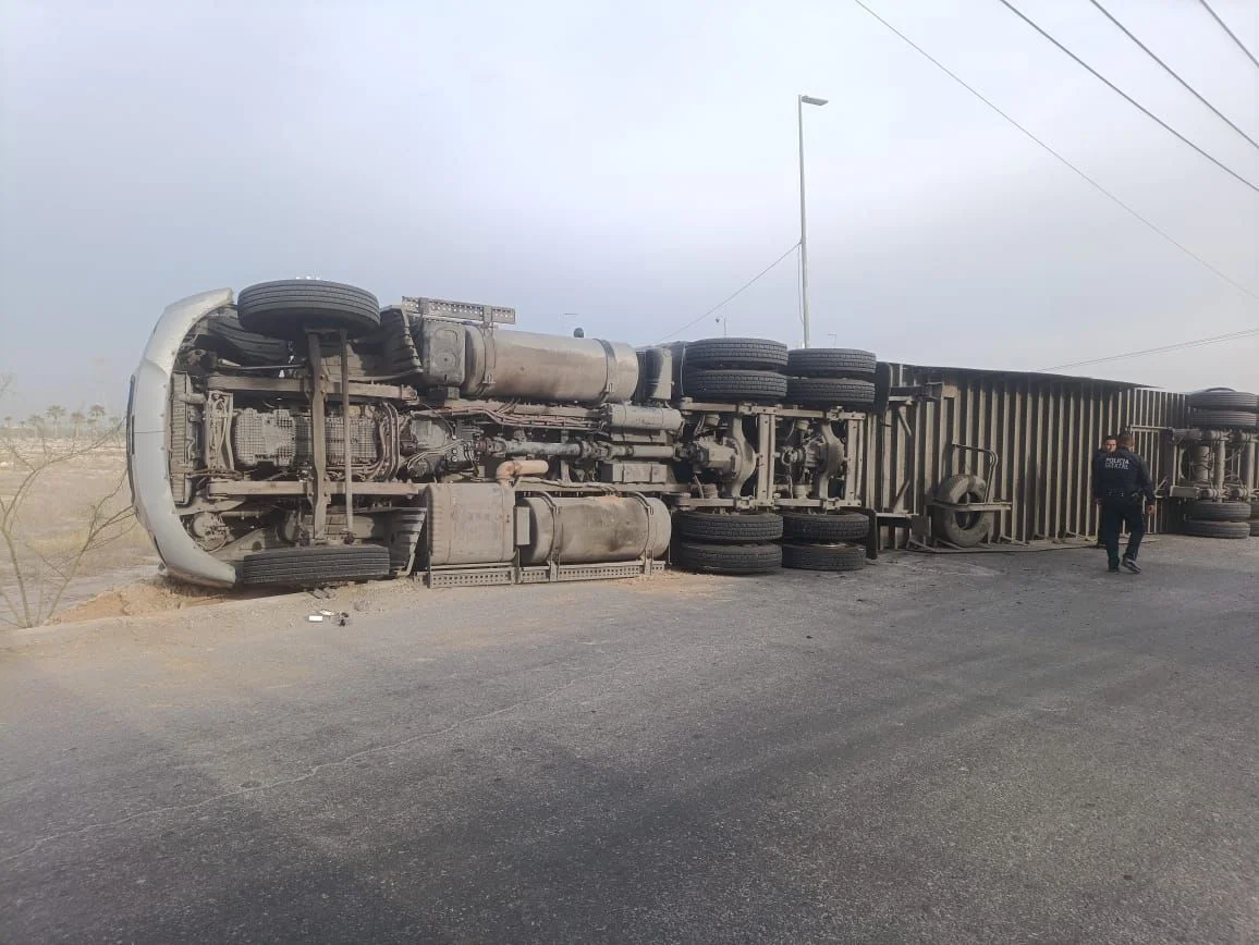 Accidente en Torreón: tractocamión con 25 toneladas de cobre se volcó en carretera a Mieleras. El conductor resultó ileso.