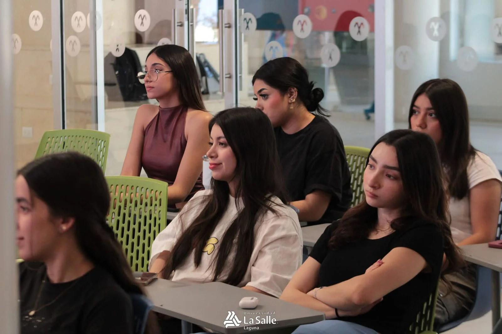 Estudiantes de diseño y mercadotecnia participan en talleres sobre liderazgo femenino, impartidos por directoras que compartieron su experiencia en el ámbito empresarial.
