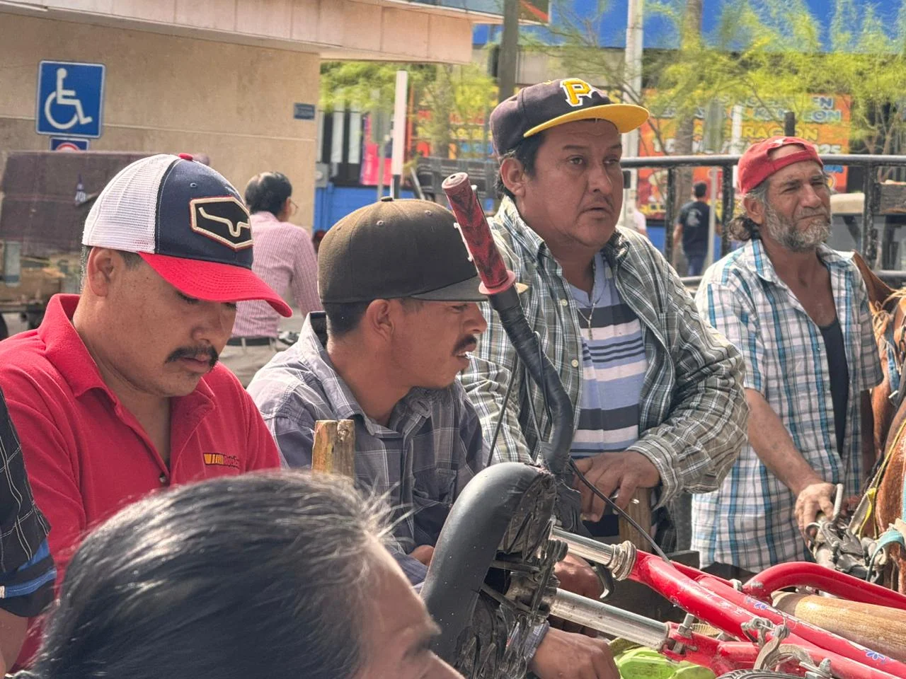 Carromateros de Torreón protestan por restricciones en depósitos de residuos, lo que afecta su trabajo y aumenta costos operativos.
