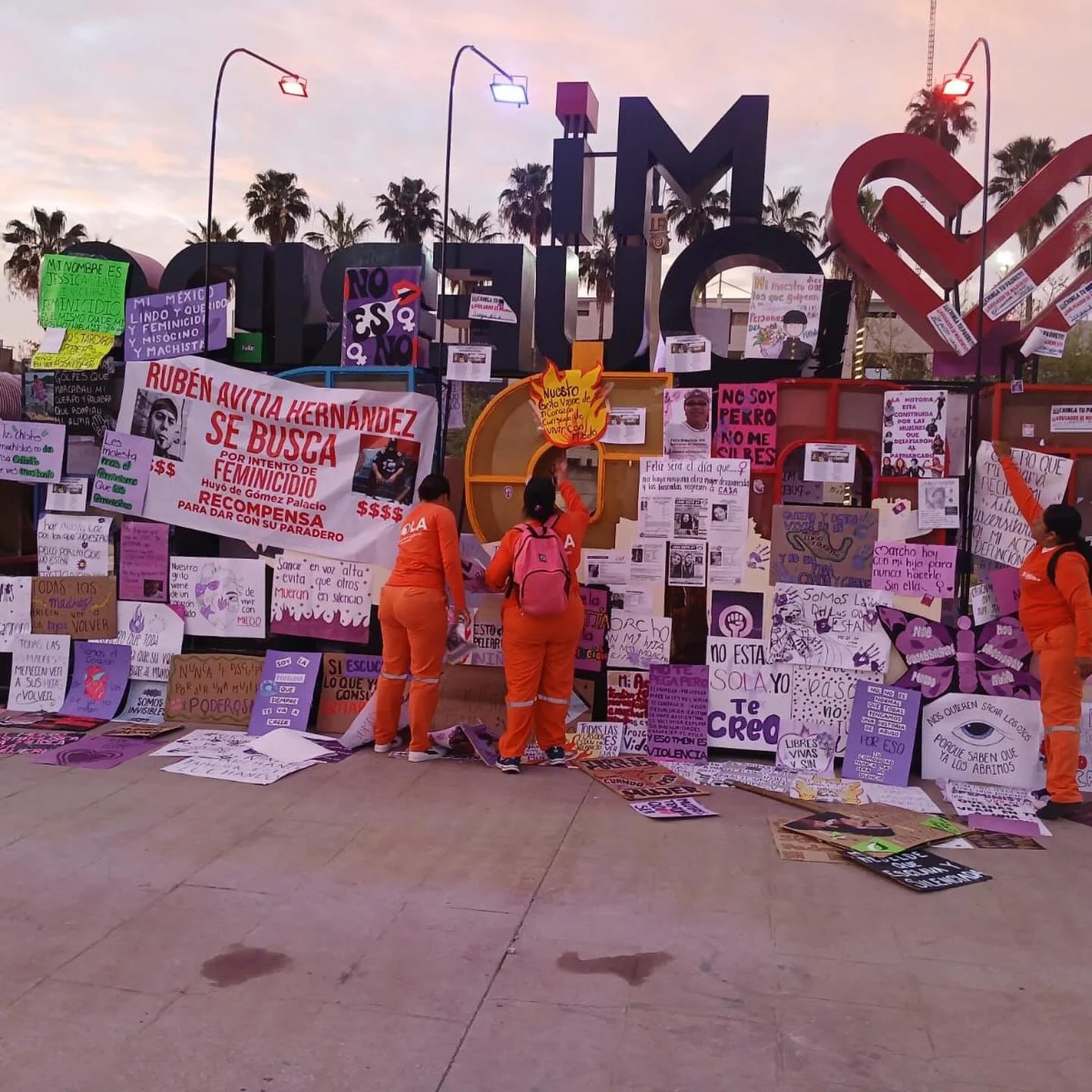 Municipio retira con cuidado pancartas de la marcha 8M en Plaza Mayor y las entrega al Instituto de la Mujer para su resguardo.