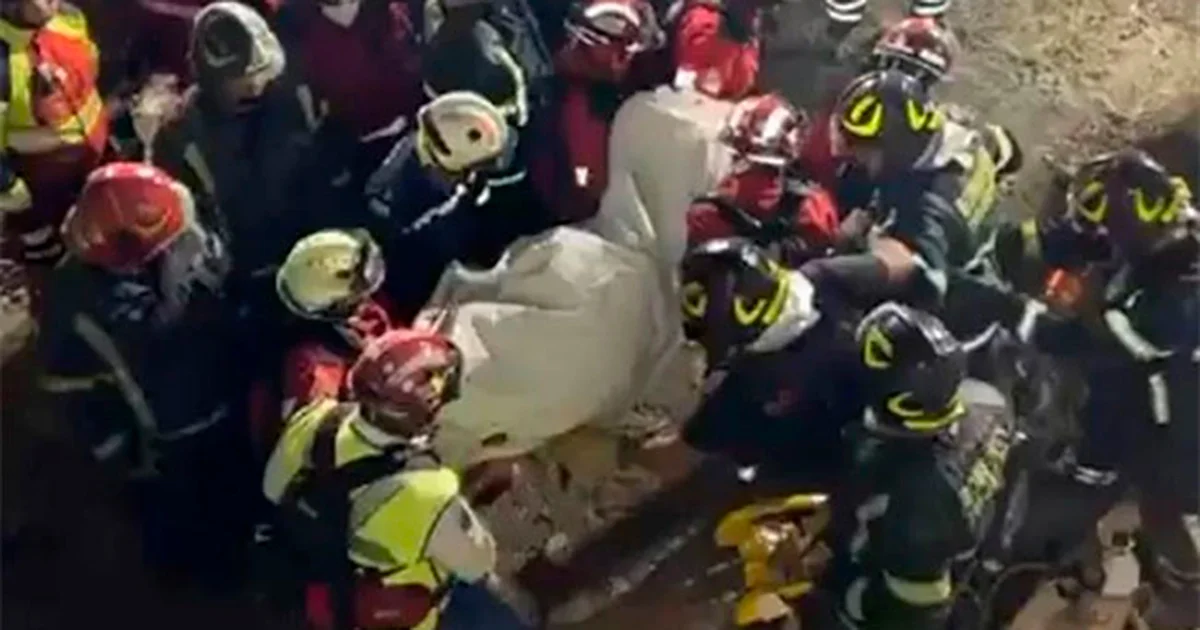 Tres pisos del inmueble se vinieron abajo, lo que dejó atrapados a cuatro de 13 operadores