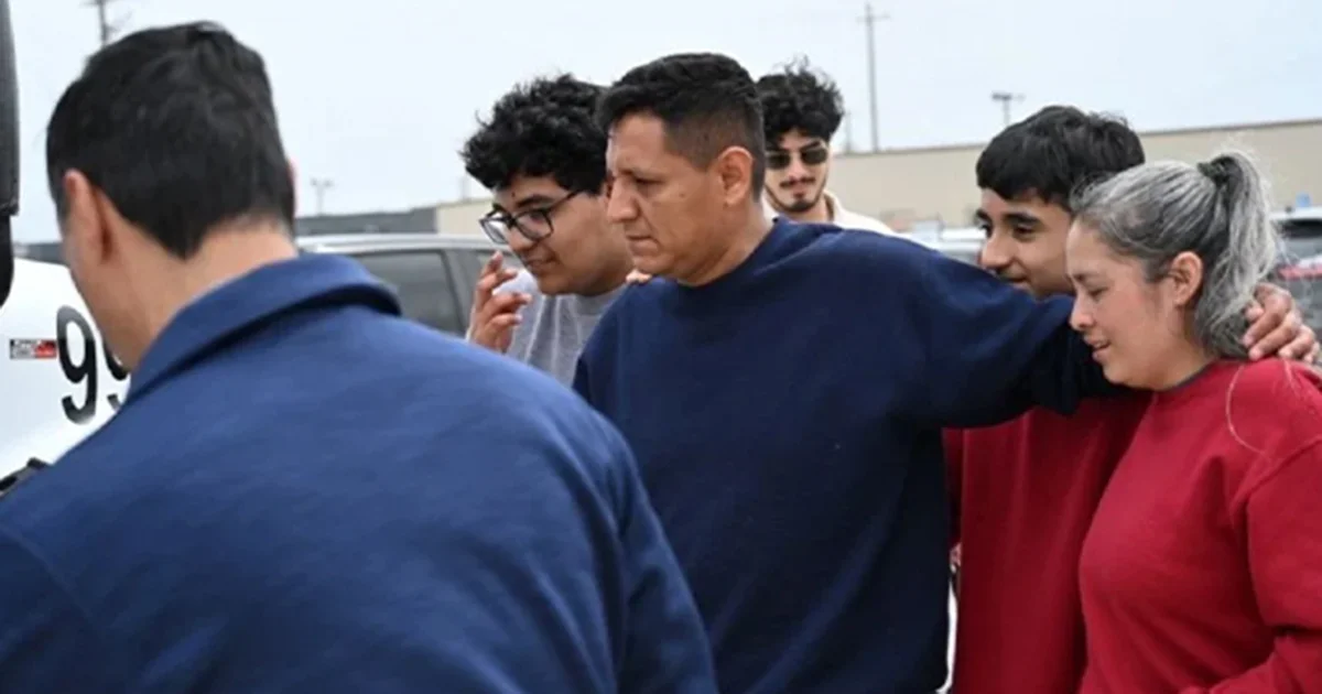 Antonio y Caleb Gámez-Cuéllar, estudiantes y talentosos mariachis, quedaron en libertad junto a su familia tras detención migratoria.