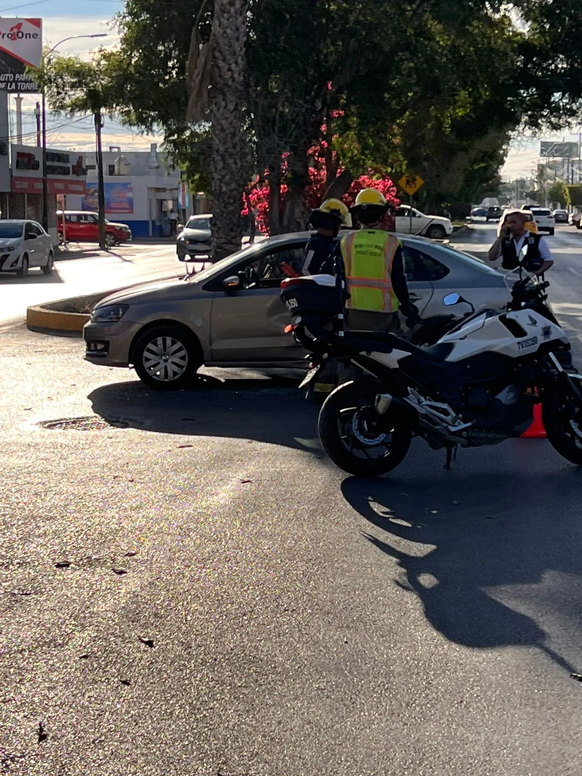 Accidente vial en Torreón deja a motociclista de 60 años con heridas tras impacto. Servicios de emergencia atendieron el siniestro en Las Margaritas.