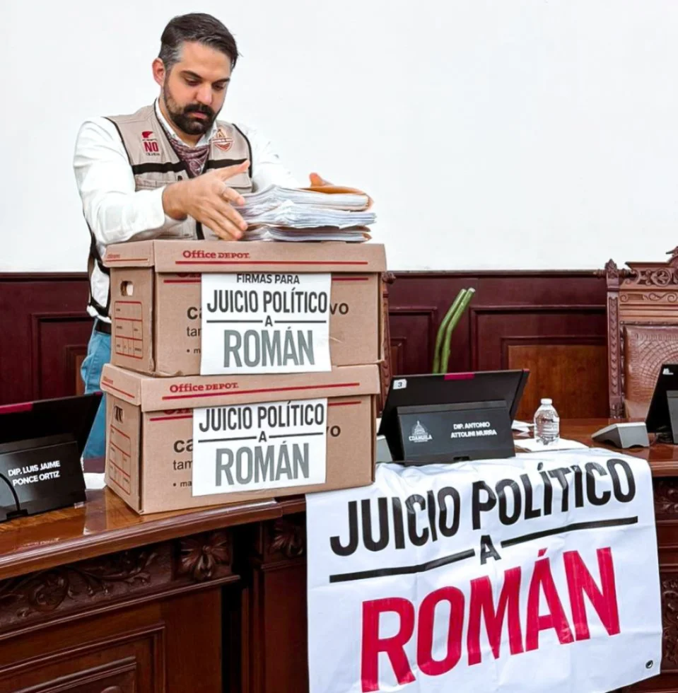 Diputado presenta 10,985 firmas ciudadanas para exigir al Congreso de Coahuila que inicie juicio político contra el alcalde de Torreón por presunto mal manejo de recursos públicos.