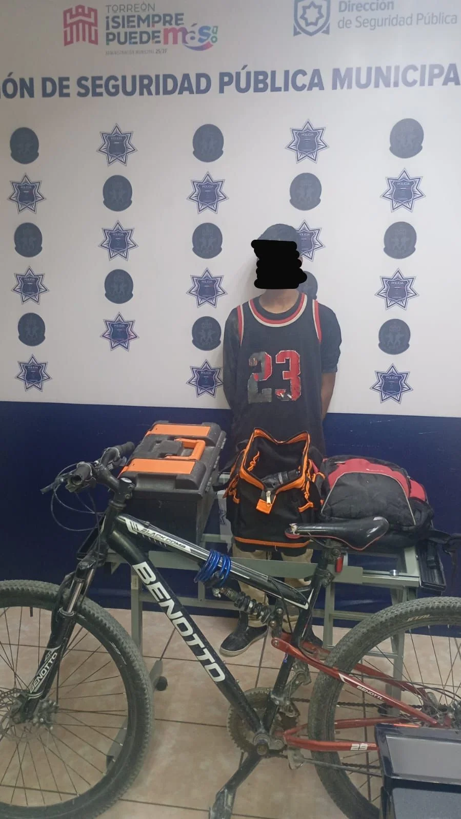 Policía de Torreón detiene ladrón tras persecución en colonia Rincón de la Joya