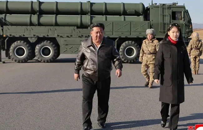 Kim supervisa un lanzamiento de misiles entre ejercicios militares de Seúl y Washington