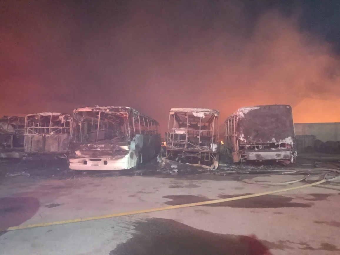 Incendio en recicladora mantiene a bomberos trabajando desde la madrugada en Torreón
