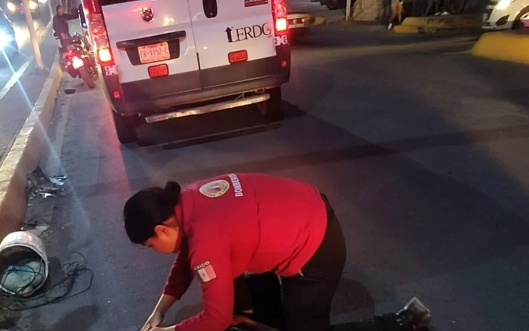 Conductor huye tras atropellar a peatón en estado de ebriedad en Lerdo, Durango. El lesionado fue trasladado por Protección Civil.
