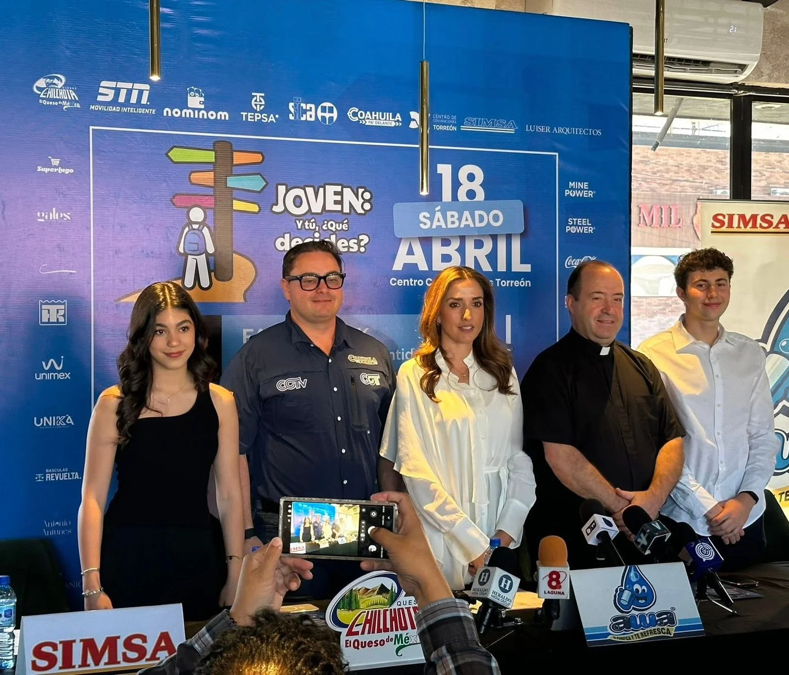 Congreso juvenil en Torreón aborda formación integral y toma de decisiones para adolescentes, con conferencias sobre desarrollo personal y sentido de vida.