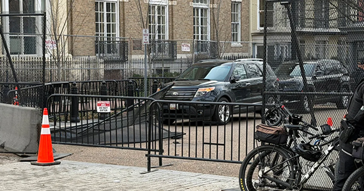 Hombre estrella su auto contra barrera de seguridad de la Casa Blanca