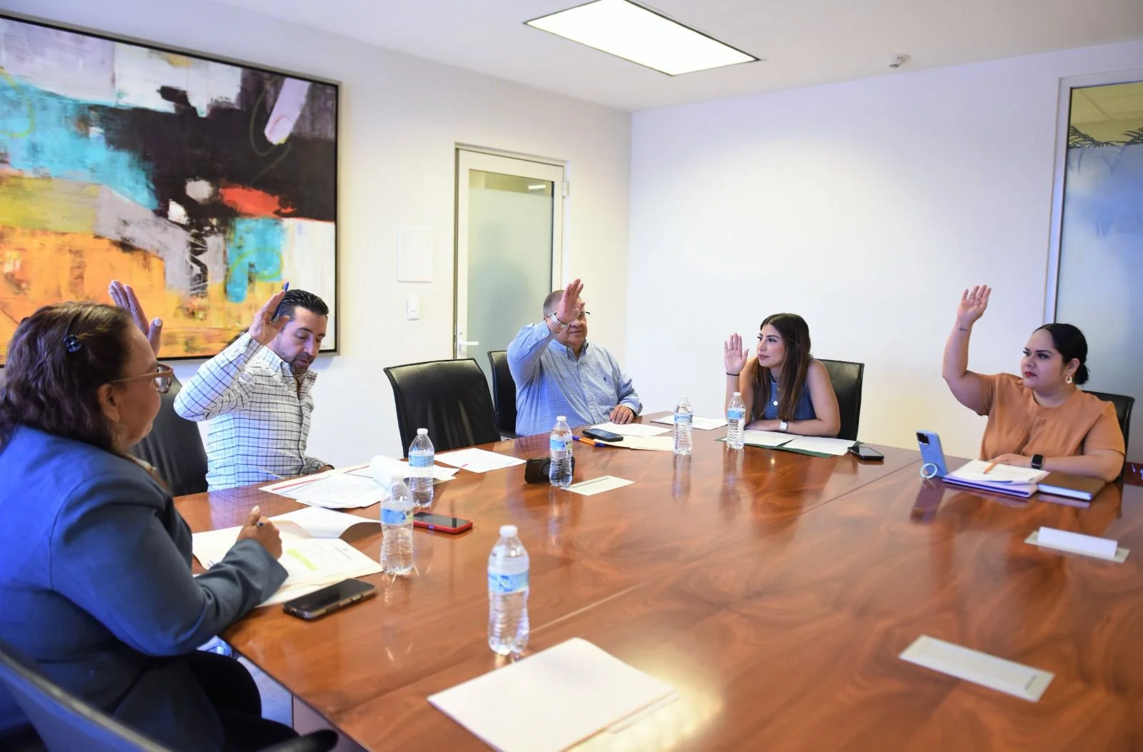 Regidores aprueban becas únicas de $5,000 para los 21 estudiantes ganadores del Cabildo Infantil 2026, reconociendo sus propuestas para mejorar el municipio.