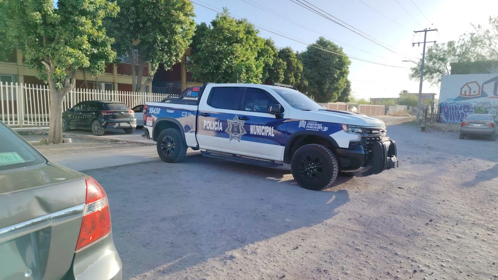 Policía y padres de familia realizan operativo mochila en CBTIS 156 tras reporte de amenaza en redes sociales.